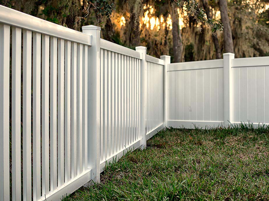 Vinyl fence options in the Castroville, Texas area.